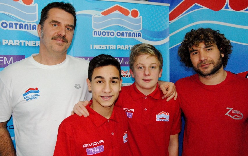 I due atleti dell'Item Nuoto Catania, Matteo Finocchiaro e Cesare Paderni, insieme ai tecnici Zoltan Fazekas e Andrea Sparacino